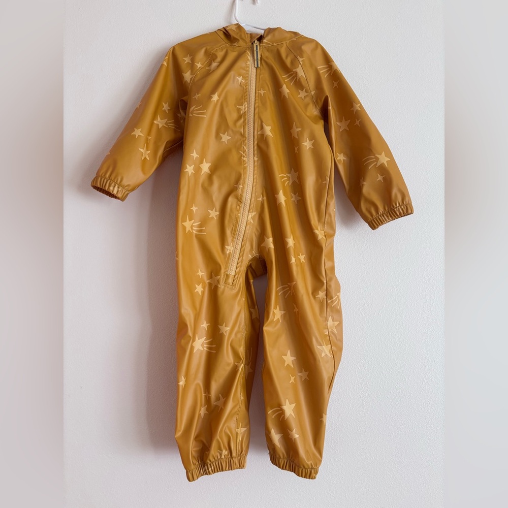 Long sleeved wind resistant yellow star rain suit  jacket with hood